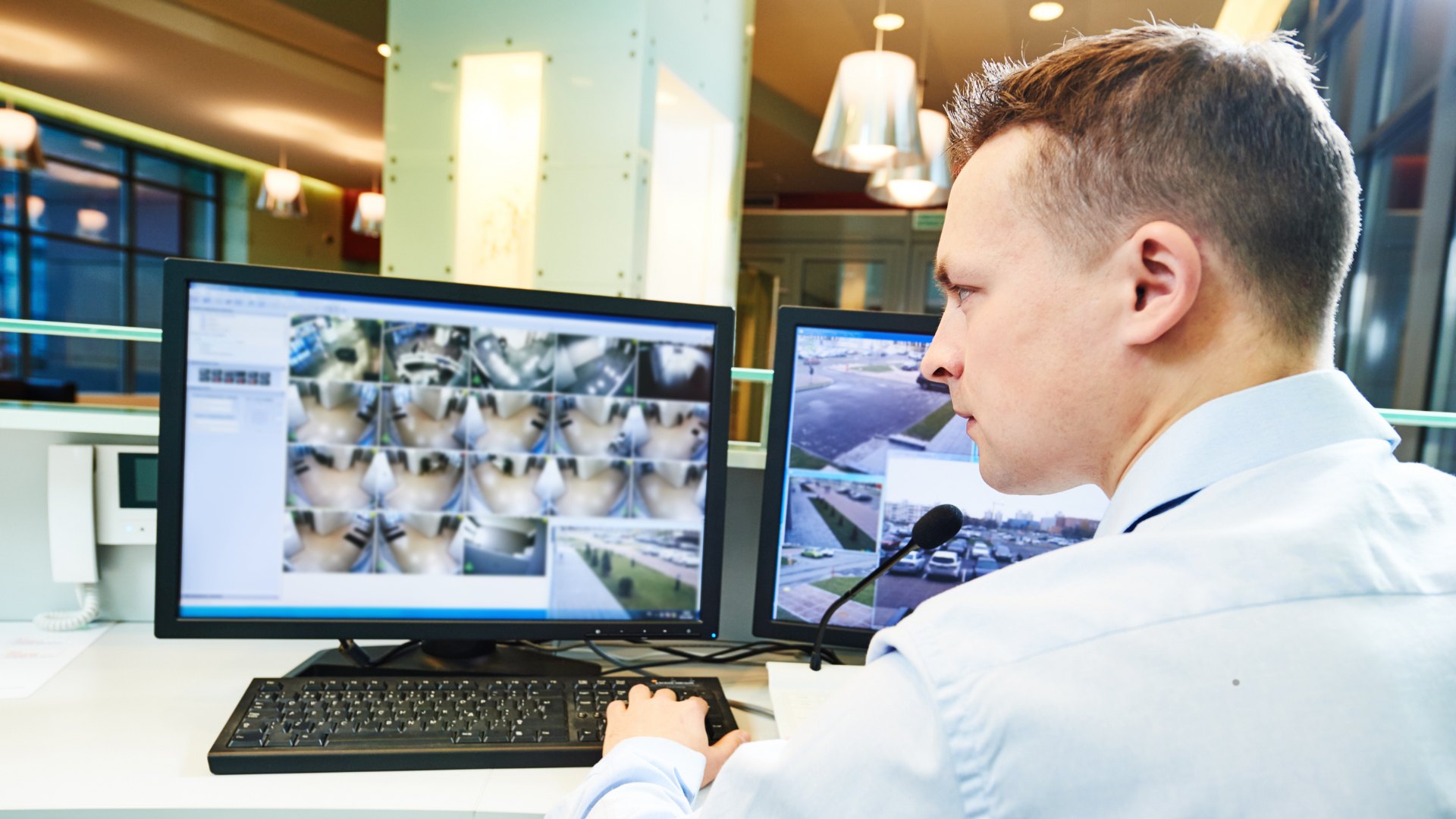 Sicherheitsmitarbeiter in der Leitstelle bei der Videoüberwachung – Sicherheitsdienst in Hamburg